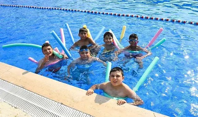 Yunusemreli çocuklar havuzda serinledi