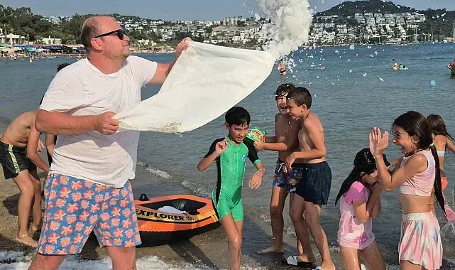 Sıcaktan kavrulan Bodrum'da sahile 2 ton buz döküldü