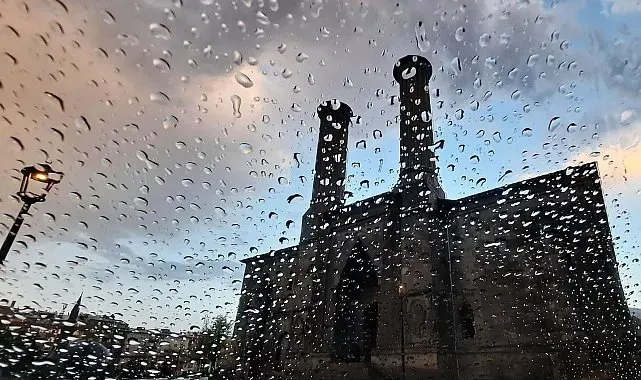 Meteorolojiden 2 ile "Sarı" kodlu uyarı: Kuvvetli sağanak ve dolu bekleniyor