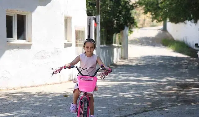 Başkan Çerçioğlu, yangında bisikleti yanan Hazal'ın yüzünü güldürdü