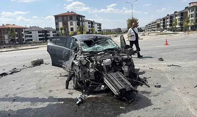Eskişehir'de otomobil tuğla yüklü tırla çarpıştı: 1 yaralı