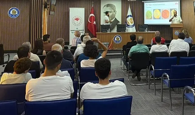 Tarsus'ta turunçgil üreticilerine doğru hasat eğitimi