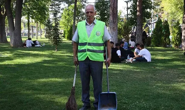 Türkü duyunca dayanamayan temizlik görevlisinin sesi dinleyenleri mest etti