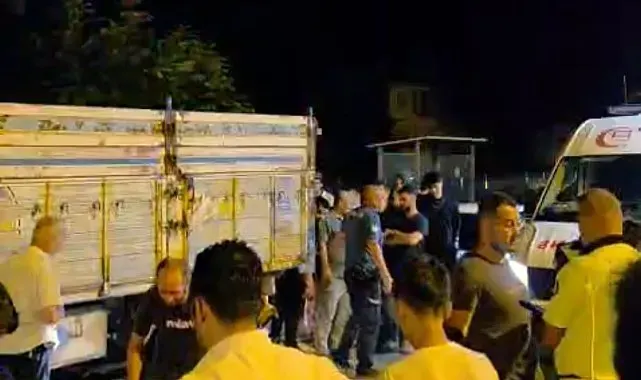 Park halindeki kamyonete çarpan motosiklet sürücüsü hayatını kaybetti