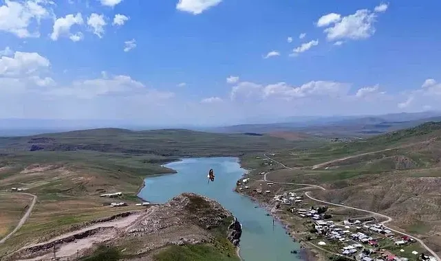 Kartal ile avladığı yılanın gökyüzünde süzüldüğü anlar dron kamerasında
