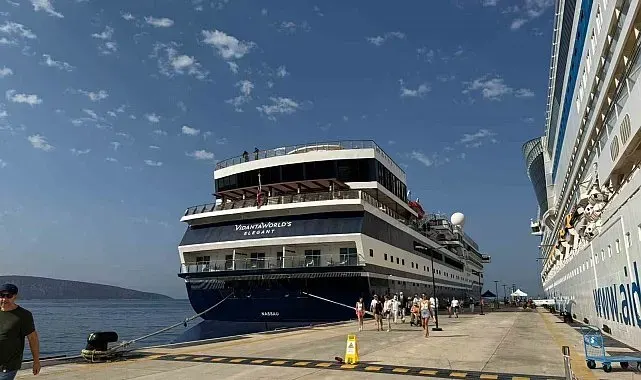 Bodrum'a 2 gemi birden geldi