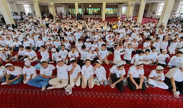 Erzurum'da yüzlerce öğrenci cami buluşmasında bir araya geldi