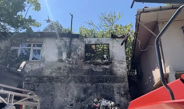 Pendik'te metruk ev yangını yan binaya sıçradı