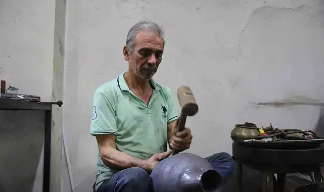 Gaziantep'te 57 yıllık bakır ustası mesleğinin yok olmasından endişe ediyor