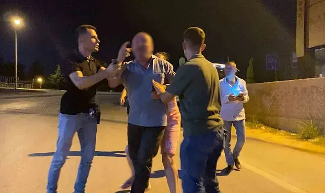 Alkollü sürücü gazeteciye mermer taşı fırlattı