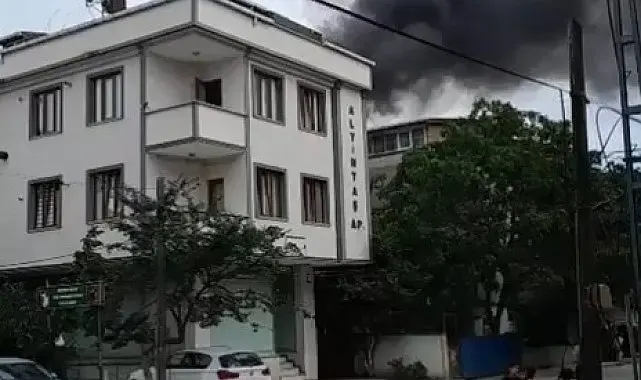 Arnavutköy'de 5 katlı binanın çatısı alev alev yandı