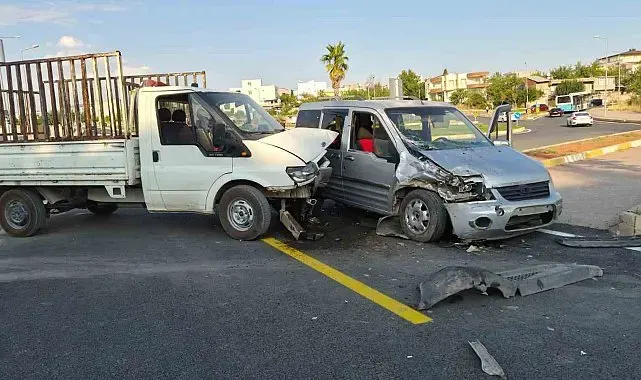 Kamyonet ile hafif ticari araç çarpıştı: 1 yaralı