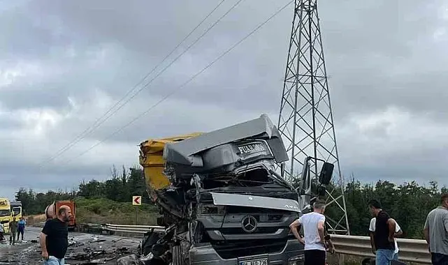 Şile'de korkunç kaza: Çarpışan 2 tır adeta paramparça oldu
