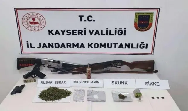 Operasyon yapılan evden uyuşturucu, silah ve tarihi eser ele geçirildi