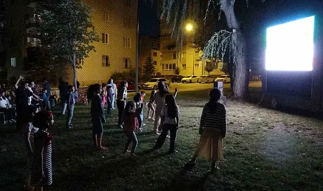 Farklı kuşaklar açık hava sinemasında buluştu