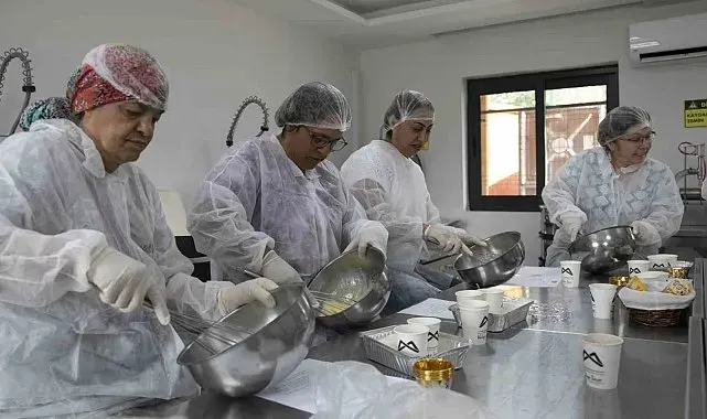 Mersin'in tescilli kan portakalı mutfak atölyesinde işlendi