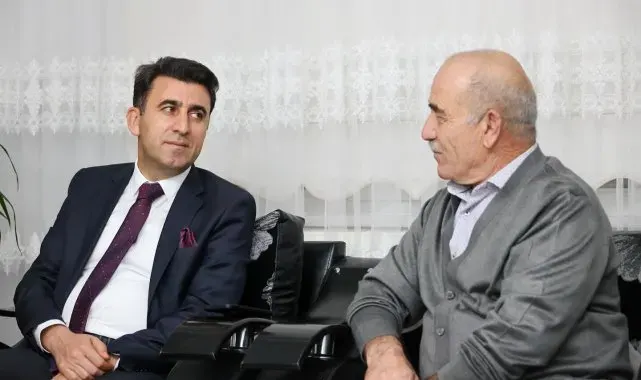 Vefat eden şehit babasının ailesini ziyaret etti