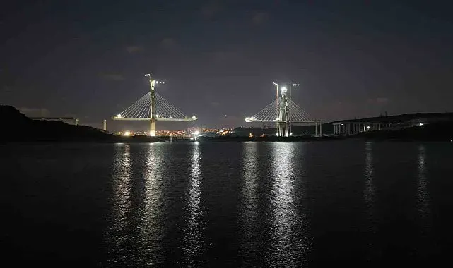 Kanal İstanbul'un ilk köprüsü geceyi aydınlatıyor