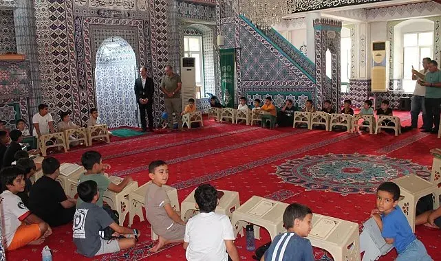 Erzin'de çocuklar yaz aylarını kuran kursunda eğitim alarak geçiriyorlar