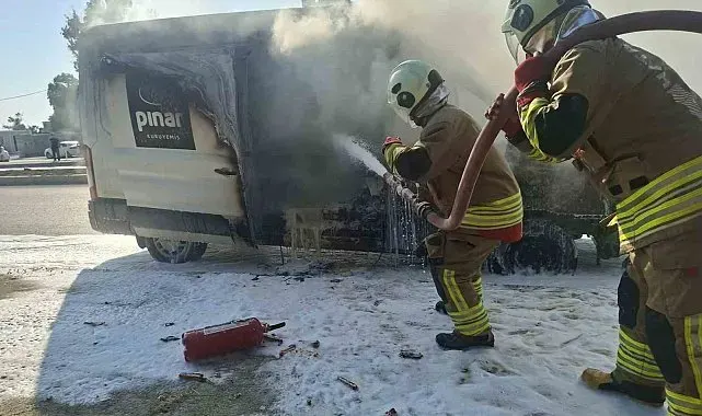 Patlamaların yaşandığı minibüs alevlere teslim oldu