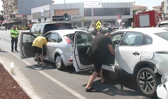 Antalya'da 5 aracın karıştığı zincirleme kazada 6 kişi yaralandı