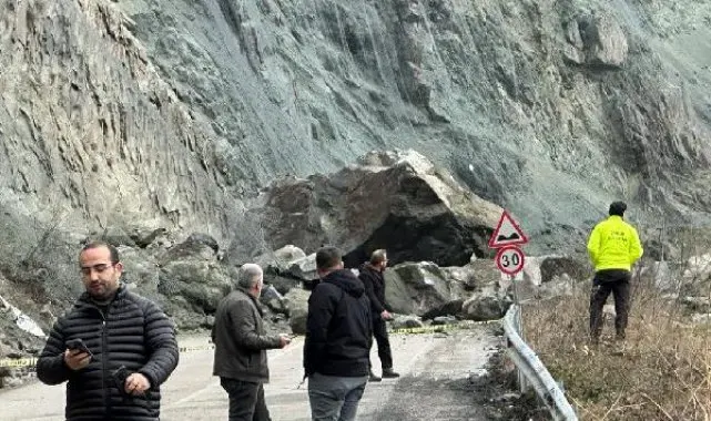 Heyelanda yola düşen kayanın isabet ettiği otomobil uçuruma yuvarlandı