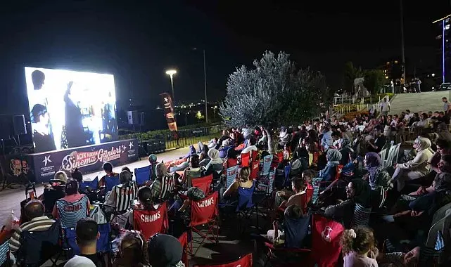 Küçükçekmece'de Açık Hava Sinema Günleri 'Neşeli Günler' ile başladı