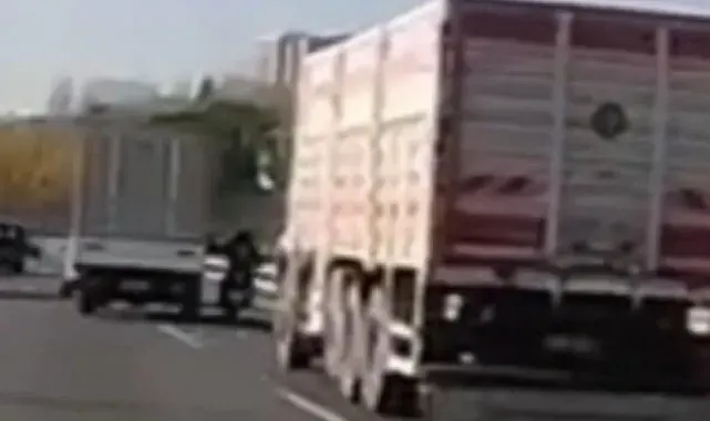 Başakşehir TEM'de kamyonetin bariyerlere sıkıştırdığı motosikletli ölümden döndü
