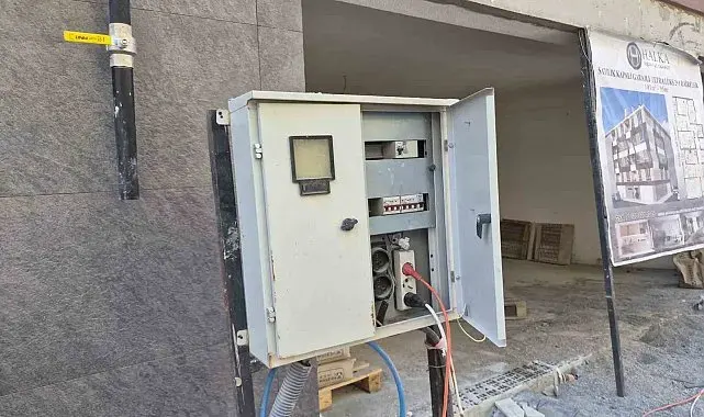 Eskişehir'de kapağı açık bırakılan elektrik panosu korkutuyor