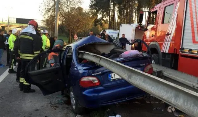 Bariyerlere saplanan otomobildeki anne ve oğlu öldü, baba yaralı