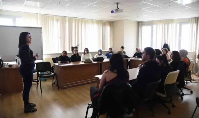 Üniversite öğrencilerine etkili iletişim yöntemleri anlatıldı