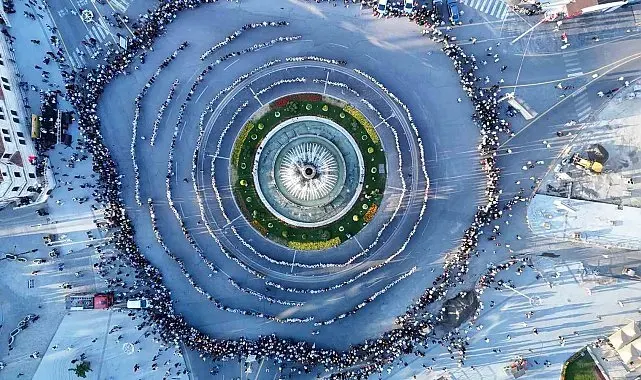 Tarihi meydanda rekor kırıldı, bin 58 kadın aynı anda halay çekti