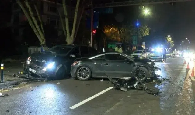 Kadıköy'de alkollü sürücü denetim noktasında kaza yaptı