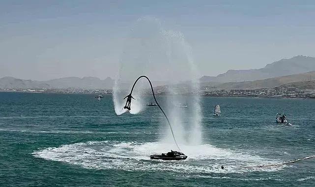 Van Gölü'nde Türk bayrağıyla nefes kesen flyboard gösterisi