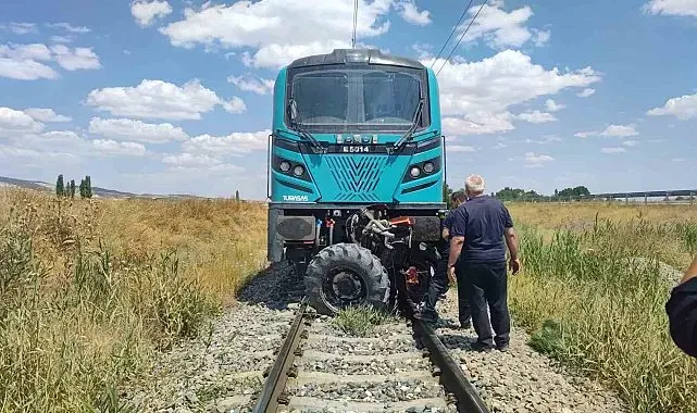 Trenle traktör çarpıştı, traktör sürücüsü yaralandı