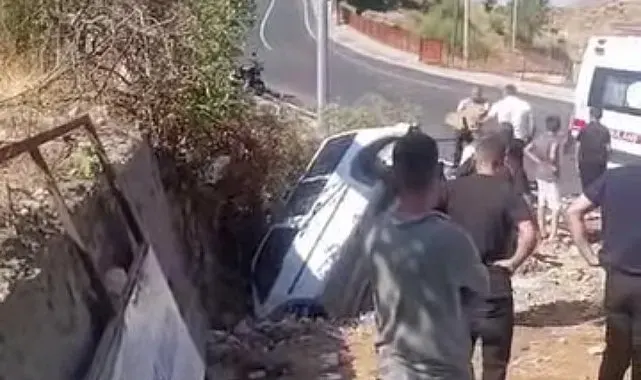 Batman'da kafa kafaya çarpışan araçlardan biri çukura düştü