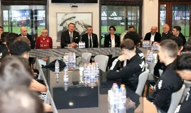 Beşiktaş Başkanı Hasan Arat, futbol takımıyla bir araya geldi