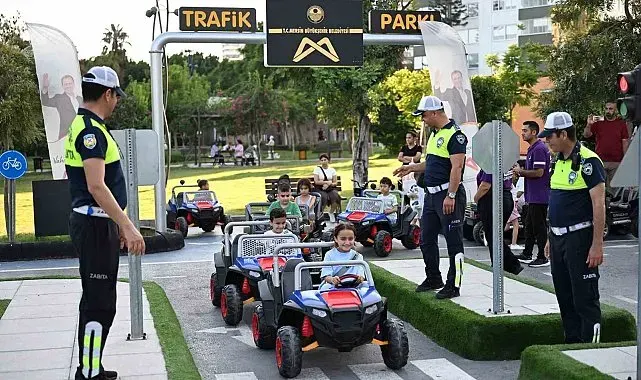 Mersin'de minikler trafik kurallarını direksiyon başında öğrendi