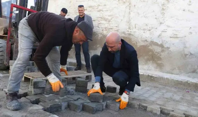 Başkan Arıkan eldivenleri giydi, kolları sıvadı parke taşı döşedi