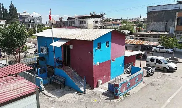 Ataları geçmişte Hatay'a yerleşen Trabzonlu muhtar Trabzonspor sevgisini bordo mavi renklerle yaşatıyor