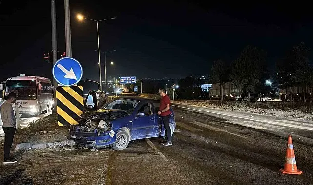 Bolu'da kırmızı ışıkta geçen otomobil kamyonla çarpıştı