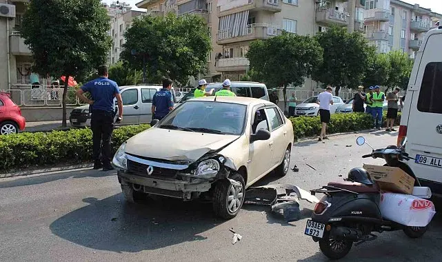 Direksiyon hakimiyetini kaybetti, karşı şeritteki otomobile çarptı