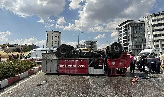 Uşak'ta itfaiye aracı ile kamyon çarpıştı: 2 itfaiye personeli yaralandı