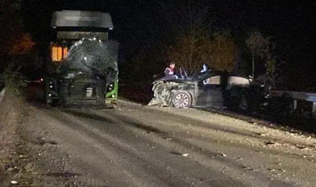 İzmit'te otomobil ile belediye otobüsü çarpıştı: 1 ölü, 2 yaralı