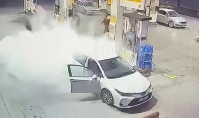 Otomobil yakıt dolumu sırasında alev aldı, baba- kız son anda kurtuldu; yangın kamerada