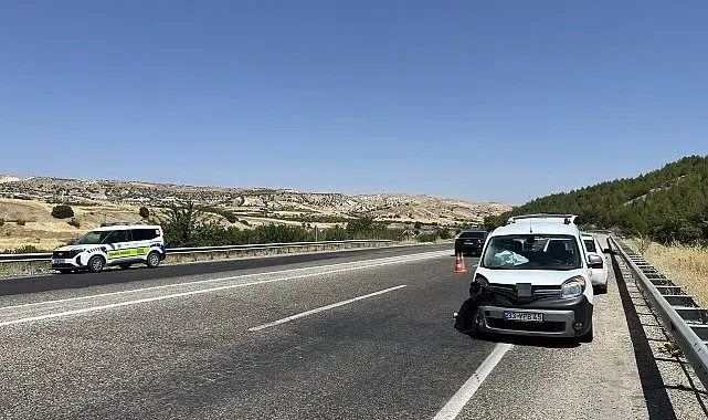 Hafif ticari araç ile otomobil çarpıştı: 5 yaralı