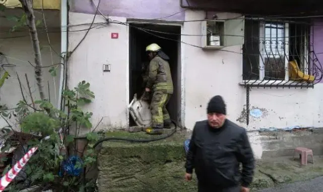 Ümraniye'de yangında mahsur kalan 2 kişiyi komşuları kurtardı