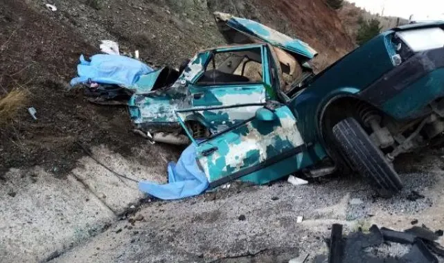 Tokat'ta TIR'la çarpışan otomobil hurdaya döndü: 2 ölü, 1 yaralı