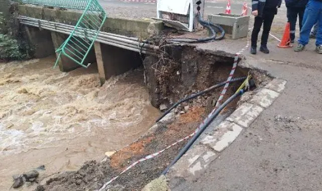 Dere kenarında bulunan taksi durağının altındaki toprak kaydı