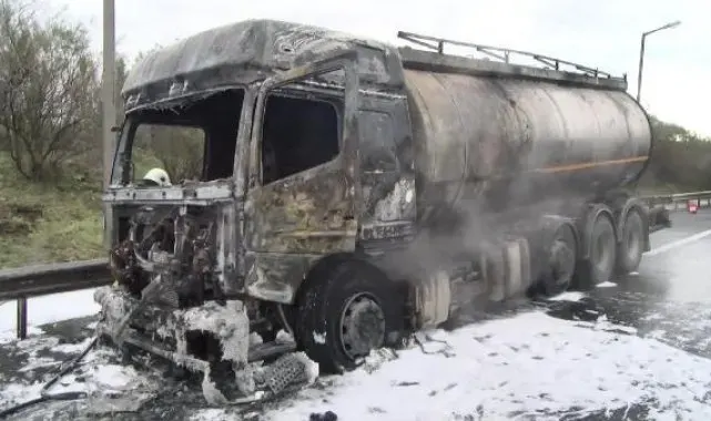 Çatalca'da lastiği patlayan tanker alev alev yandı